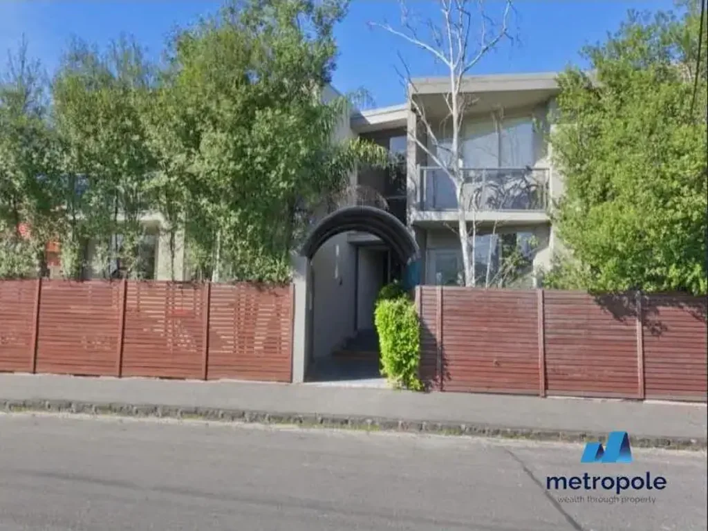 MODERN, SPACIOUS THREE BEDROOM APARTMENT