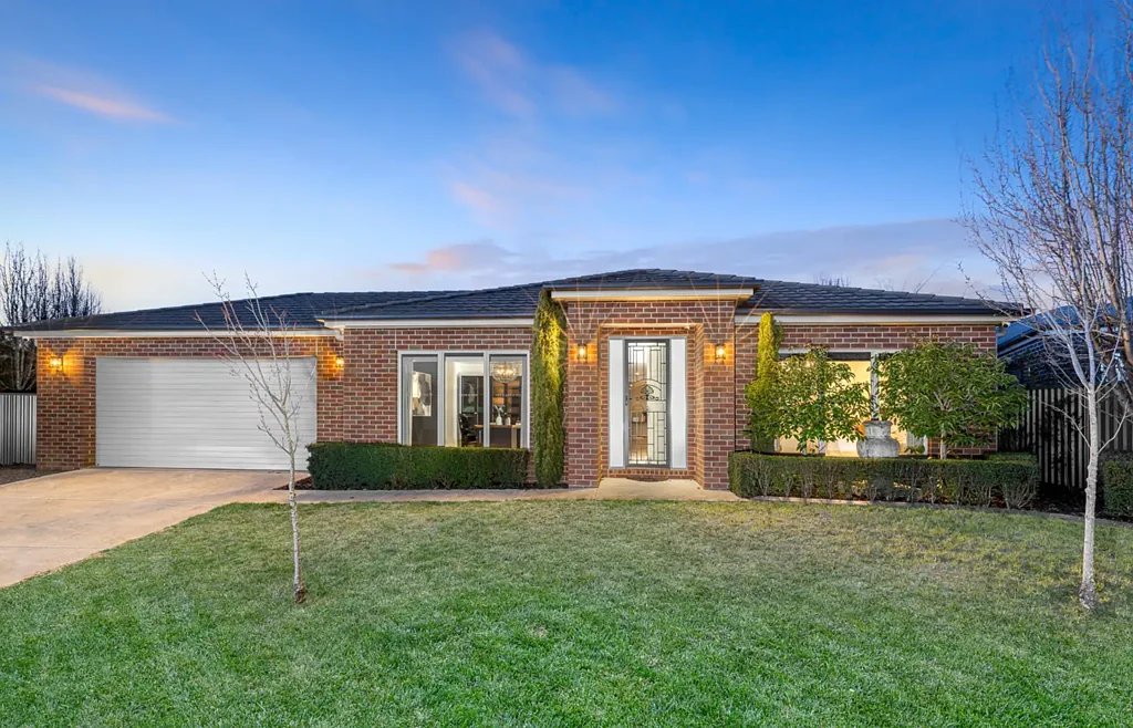 Alfredton 5 Bedroom Grand Family Entertainer in a Peaceful Court Location