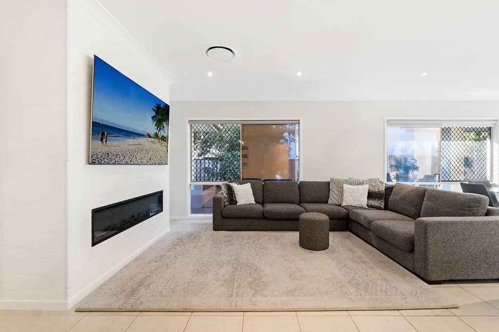 Pacific Pines 4침실 Family Living with Direct Park Access – Beautifully Refreshed & Move-In Ready
