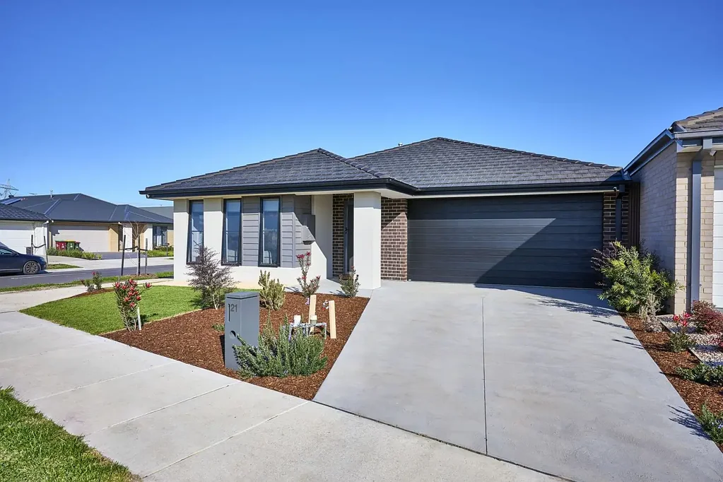 21 Garrison Loop, Clyde North, VIC 3978