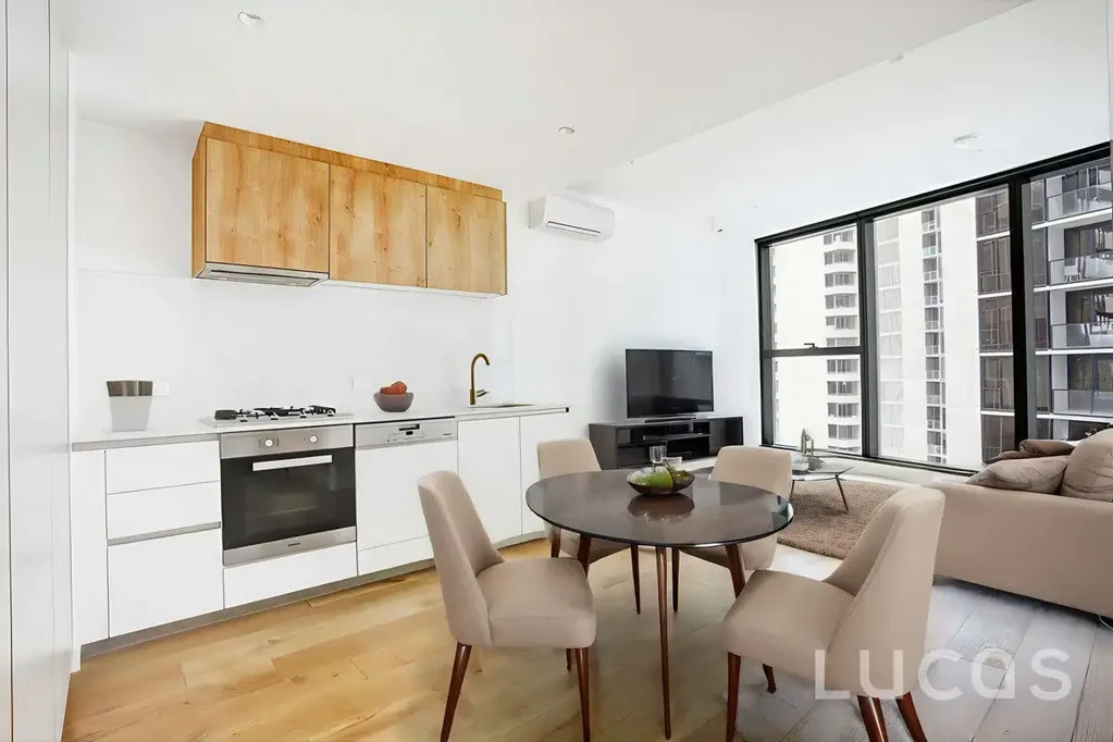 Stunning 2-bedroom apartment with all the delights of Melbourne's CBD!