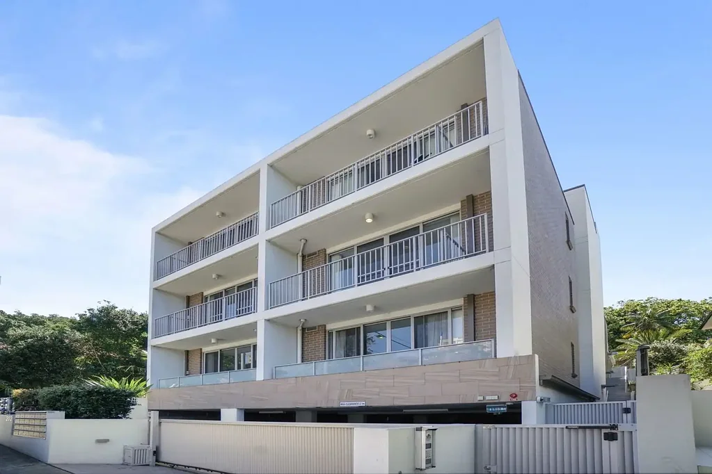 MODERN STUDIO WITH FREE WIFI, STORAGE - WALK TO BONDI BEACH