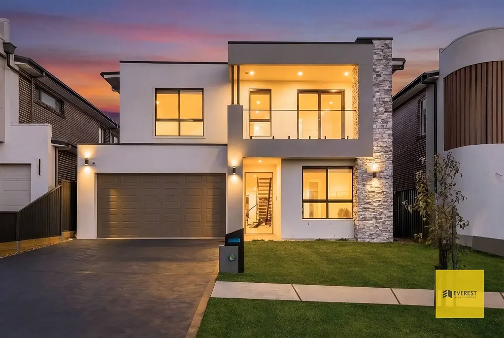Leppington 5房 全新豪华住宅 设计师楼梯 五卧三卫 优质电器 开放式起居 电影院 休闲室 户外厨房 双车位 购物中心近 Brand New Luxury Family Home | 5 Bed + Theatre + Outdoor Kitchen | Leppington