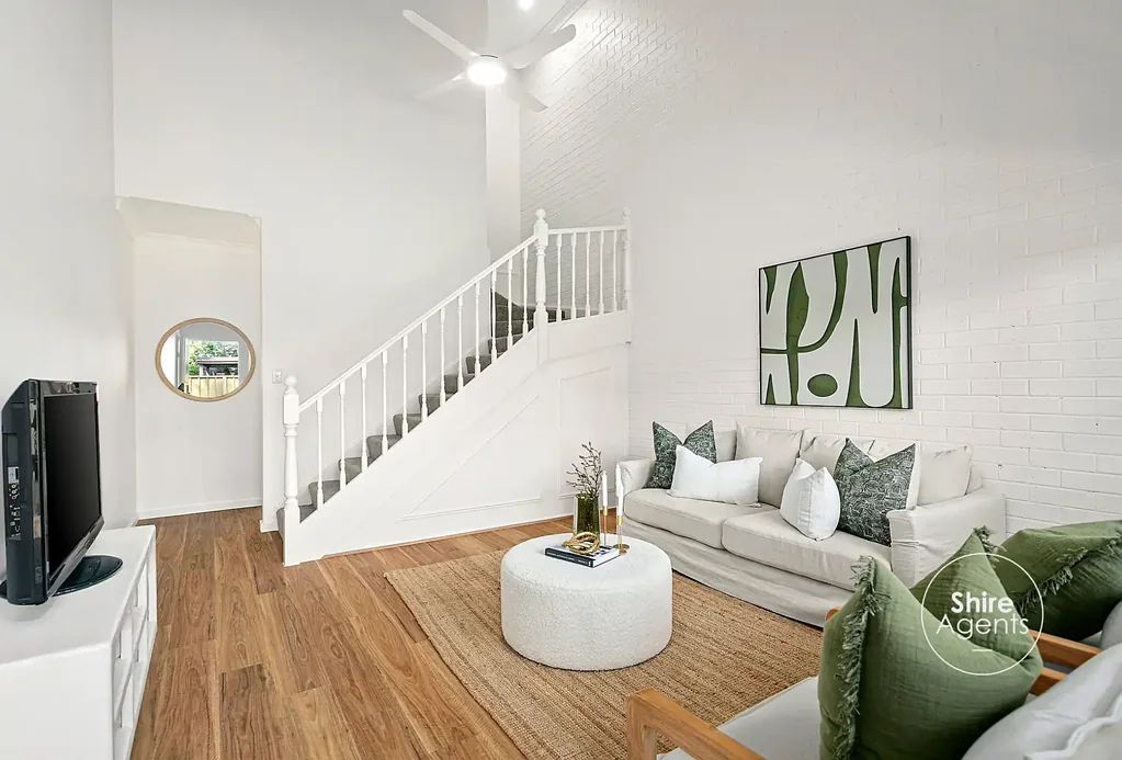 Miranda 3房 全砖联排别墅 低物业费 高挑天花板 新地板 新地毯 独立餐厅 宽敞厨房 三卧带柜 私人庭院 靠近车站 购物中心 A Lifestyle of Comfort and Convenience