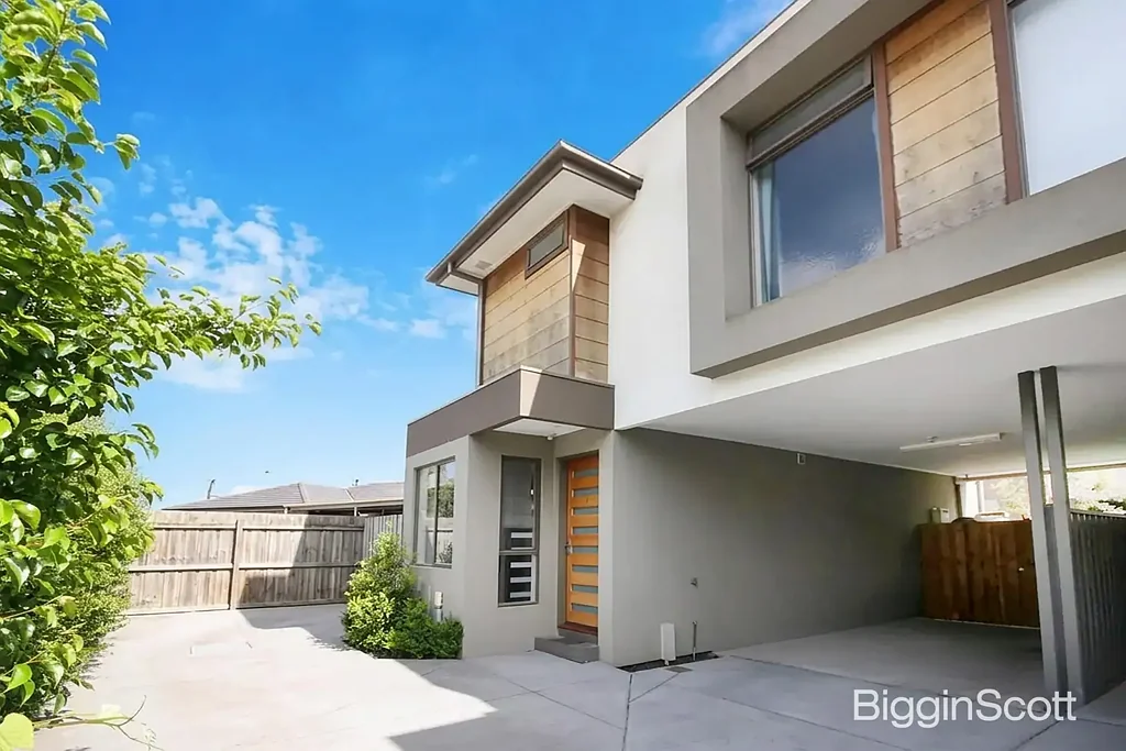 STYLISH TOWNHOUSE IN SPRINGVALE