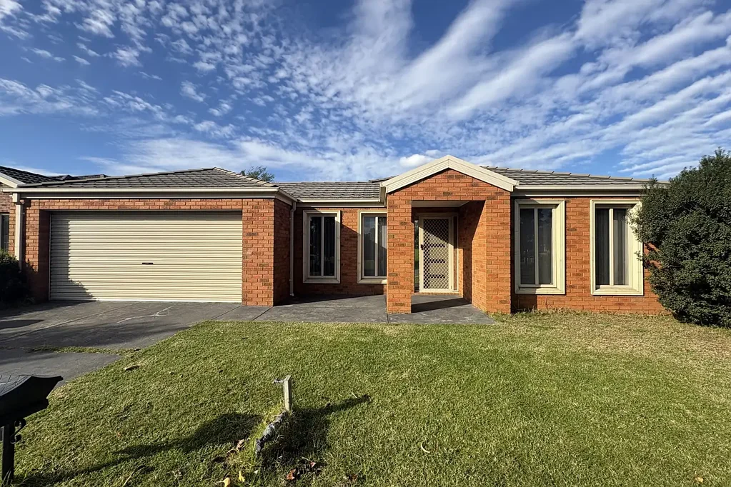 SPACIOUS- 4-BEDROOM FAMILY HOME IN A PRIME LYNBROOK LOCATION