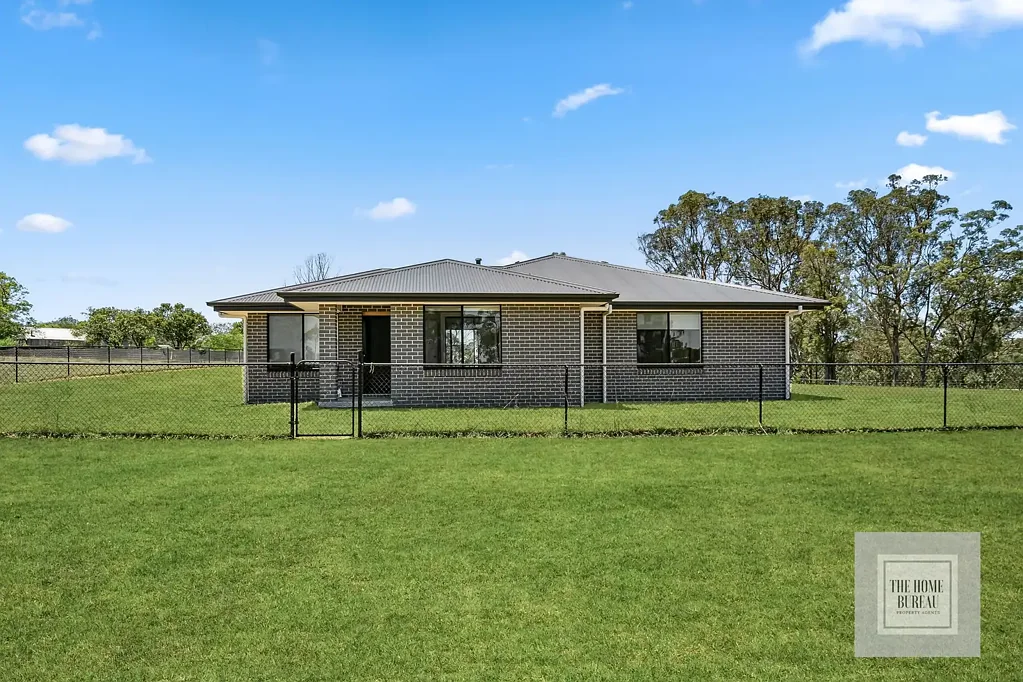 Near-new 4-Bedroom Home, Acreage Setting - $875/week