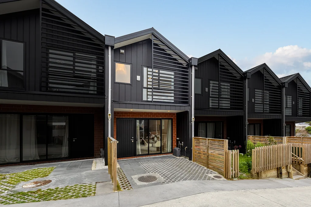 Henderson 3chambre Elevated, Modern, Near-New. Motivated Vendor!