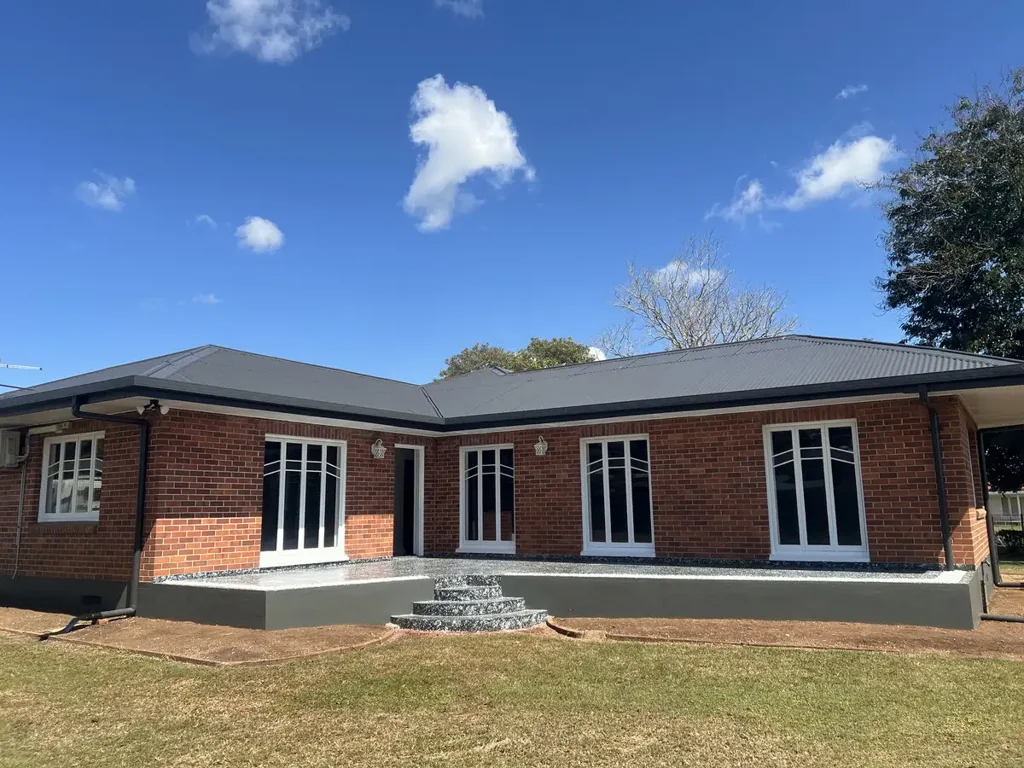 Fresh New Look!- COMMERCIAL OPPORTUNITY!