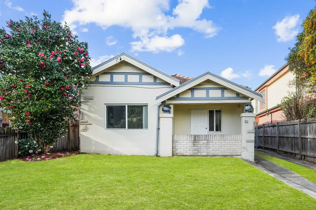 Homebush 4房 四卧宽敞卧室 内置衣柜空调 现代明亮设计 安全后院聚会 三个车位街外 步行便利设施 Contemporary Comfort with Exceptional Outdoor Space