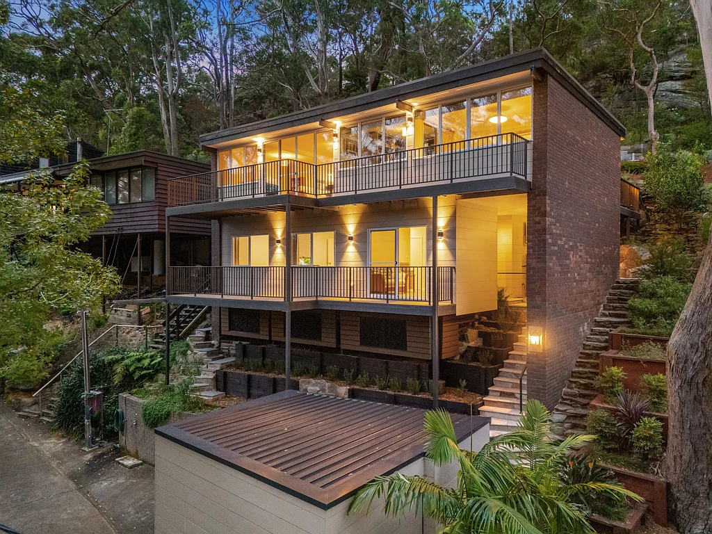 Grays Point Contemporary Home Surrounded By Nature