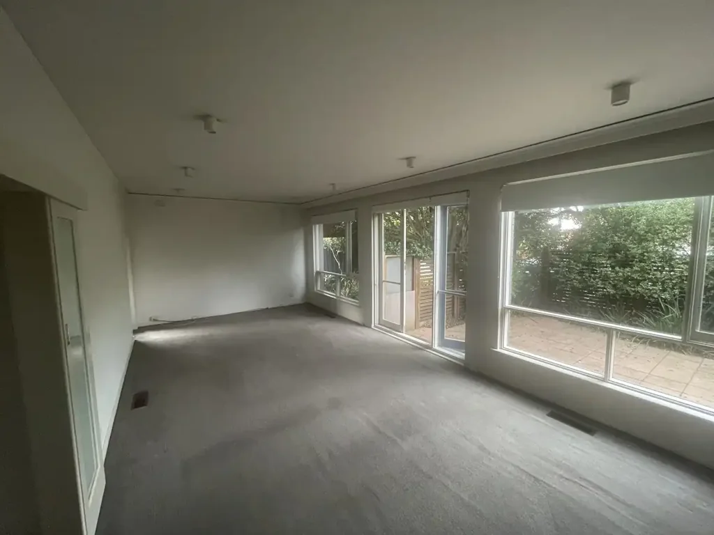 HUGE THREE BEDROOM 2 BATHROOM APARTMENT WITH COURTYARD