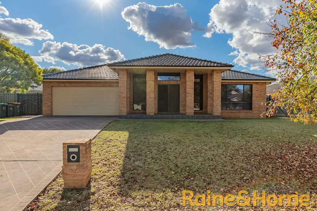 Dubbo 4 Bedroom Unique & Grand Family Home in Yarrawonga