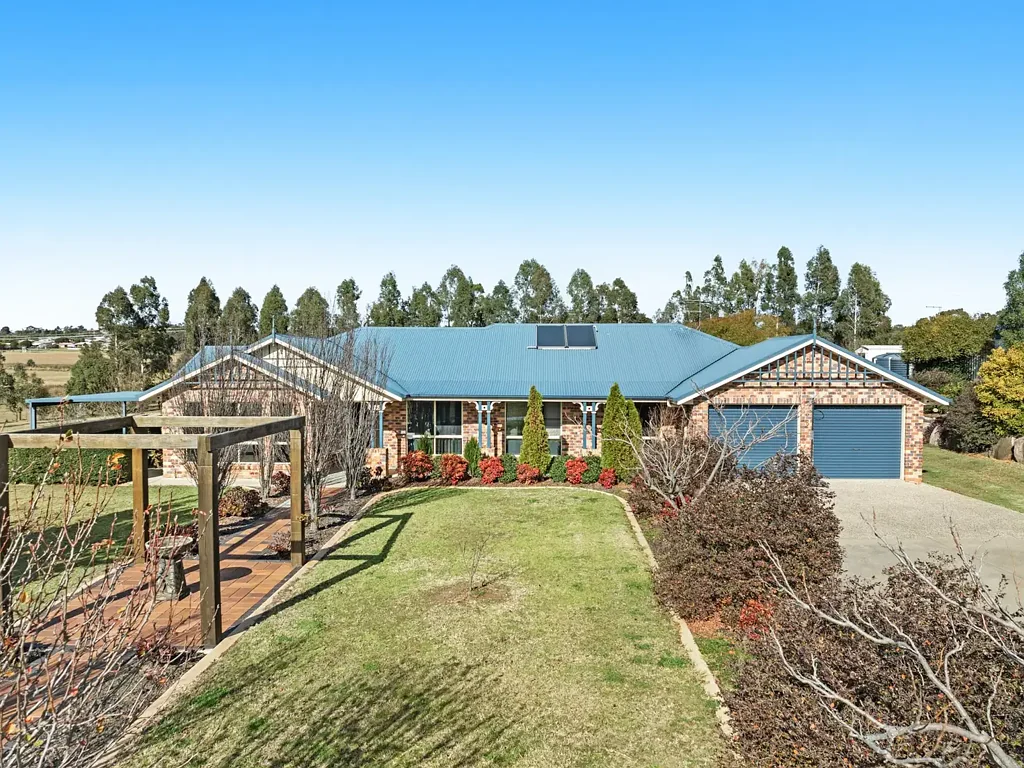 Rosenthal Heights 4 Bedroom 2.48 ACRES - LIFESTYLE PLUS on CONDAVALE DRIVE