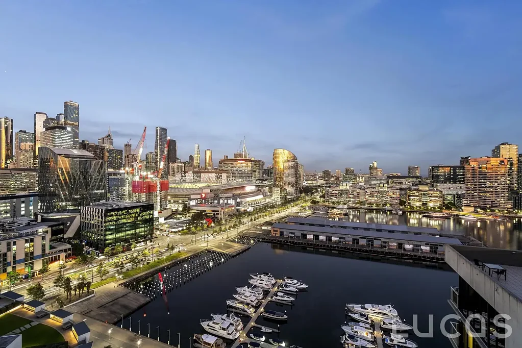 Docklands 2房 CBD景观环绕 滨水公寓 98平米 开放式生活区 现代厨房 私人阳台 全新地毯 住户泳池健身房 近The District Docklands TOP FLOOR PENTHOUSE LEVEL WITH EXCEPTIONAL VIEWS