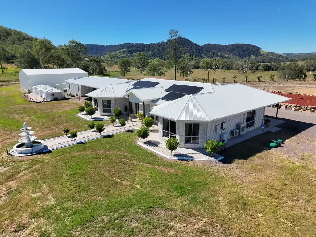 Sarina Range Outstanding Grazing & Lifestyle Property with Multiple Residences