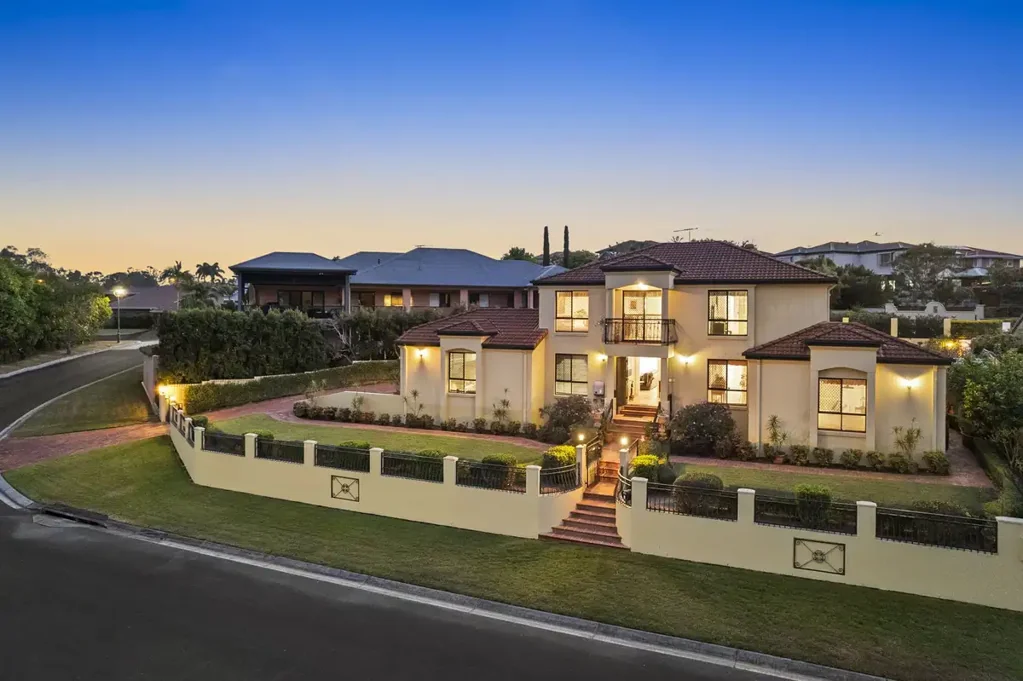 Bridgeman Downs 5 Slaapkamer Grand Family Home in a Coveted Bridgeman Downs Estate