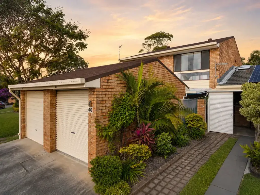 Burleigh Waters 2Kwarto PEACEFUL LIVING IN THE HEART OF BURLEIGH WATERS - SET ACROSS AN IMPRESSIVE 56,000mÂ² OF LAND