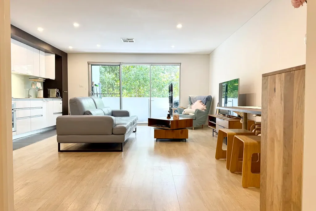 Fully Furnished One-bedroom Apartment For Rent! Convenient Location! Timber Floor Throughout!