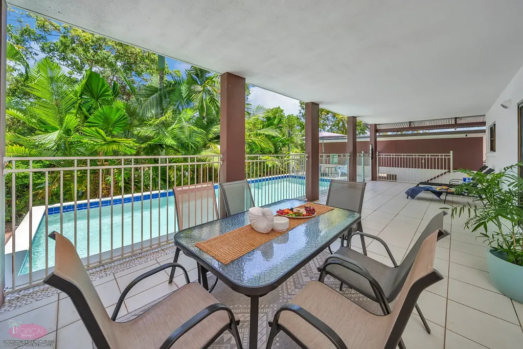 South Mission Beach 5 Bedroom Fully Furnished/By the Beach/Spacious Living with a Pool !