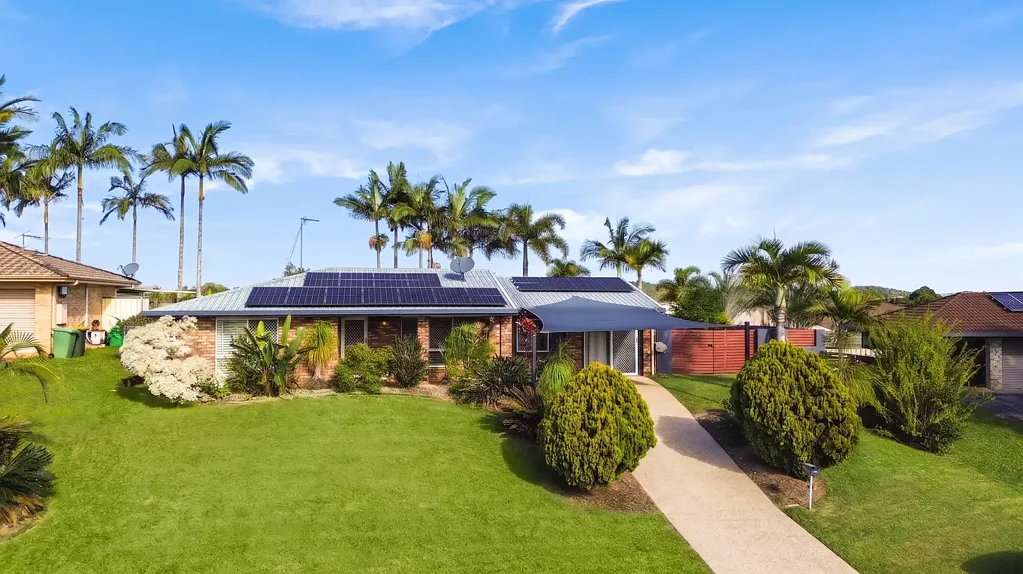 Bli Bli 4房  EXCEPTIONAL FAMILY OASIS IN A PRIME LOCATION FEATURING DEDICATED SIDE ACCESS, SALTWATER POOL AND VERSATILE LIVING!!