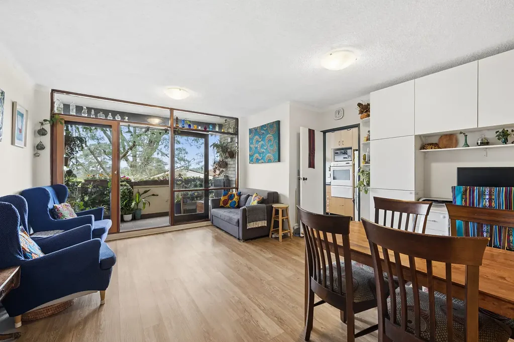 Bankstown 2Kwarto Sunny Top-Floor Unit in Prime Bankstown Location