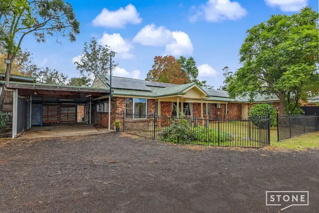 Spacious Family Retreat with Pool, Entertaining