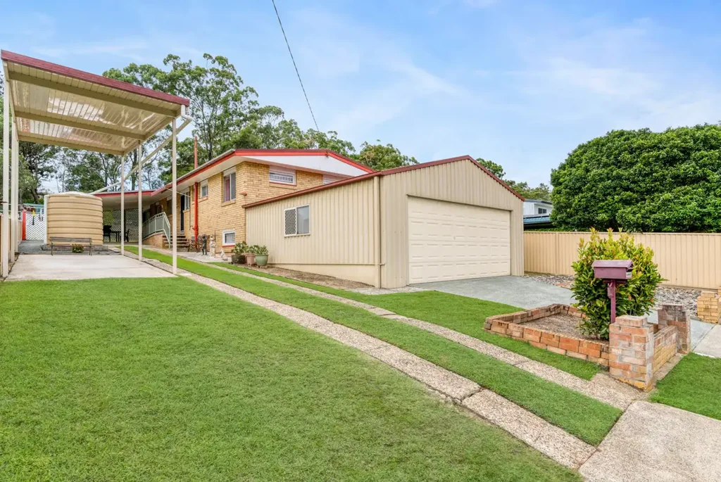 Chermside West 3房 优越Chermside西位置 610m2宽敞地块 双车库低维护 紧邻优质学校医院 步行Westfield购物中心 Immaculate Brick & Tile Beauty with Double Shed - Walk to Hospitals, Parks, Shops & Express Bus
