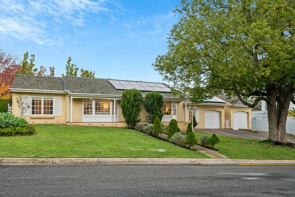 Urrbrae 4ਬੈੱਡਰੂਮ A Timeless Family Sanctuary with Versatile Studio Living in Urrbrae