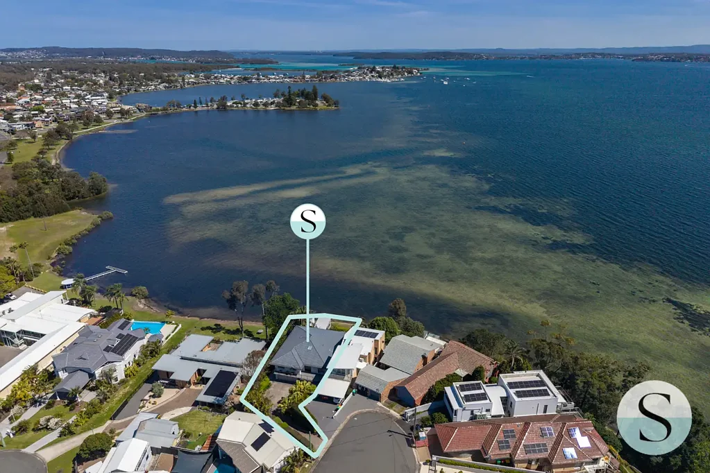 Belmont 5 Slaapkamer SET DATE SALE - Best Offers On Or Before July 18th at 5pm - Exclusive Waterfront & Generational Home