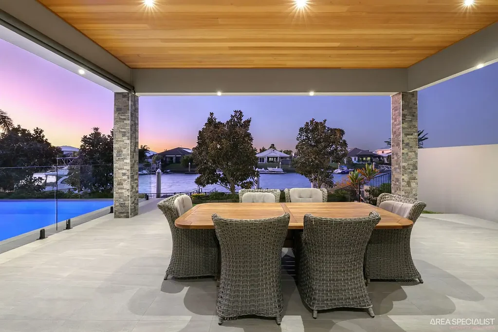 Jacobs Well 4ਬੈੱਡਰੂਮ North-Facing Waterfront Sanctuary | Sparkling Pool & Ultimate Entertainer’s Alfresco Retreat