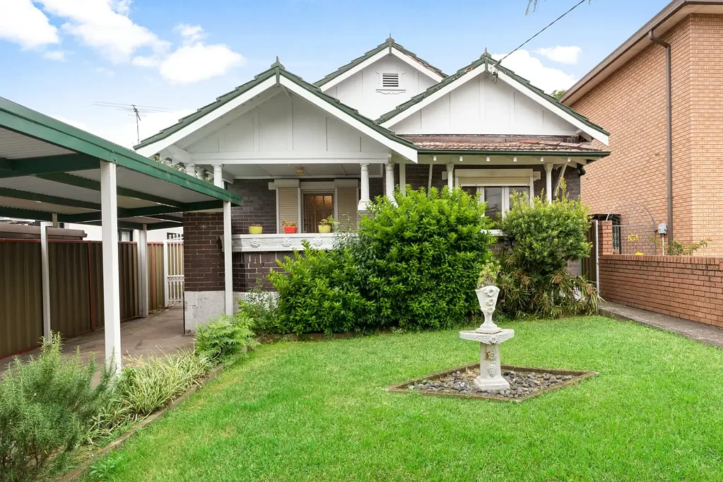 Burwood 3房 全砖家庭住宅 中心位置 400米Westfield Metro 燃气实木厨房 独立客餐 超深平坦后花园 步行学校商店交通 Conveniently Located Full-Brick Family Home on a 600sqm Block