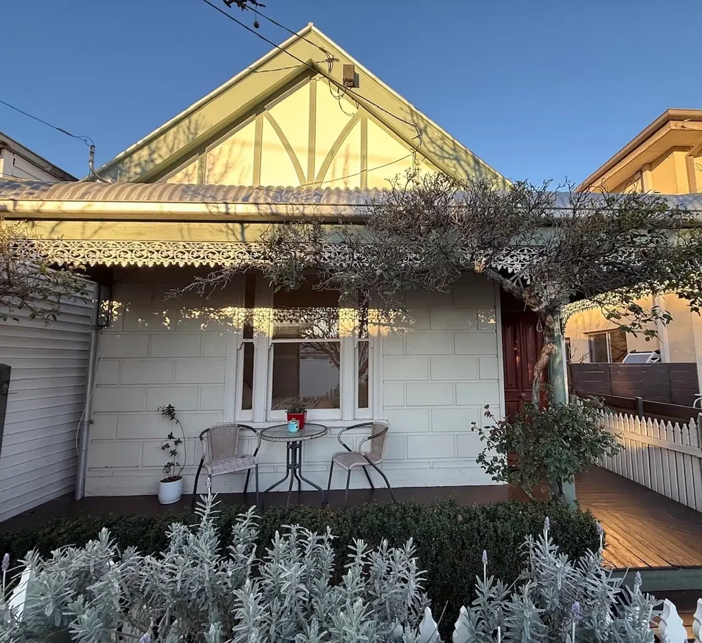 Yarraville 2房 轻松与优雅在绿树成荫的村庄尽头小巷中相遇 Ease Meets Elegance In A Leafy Village Cul-De-Sac