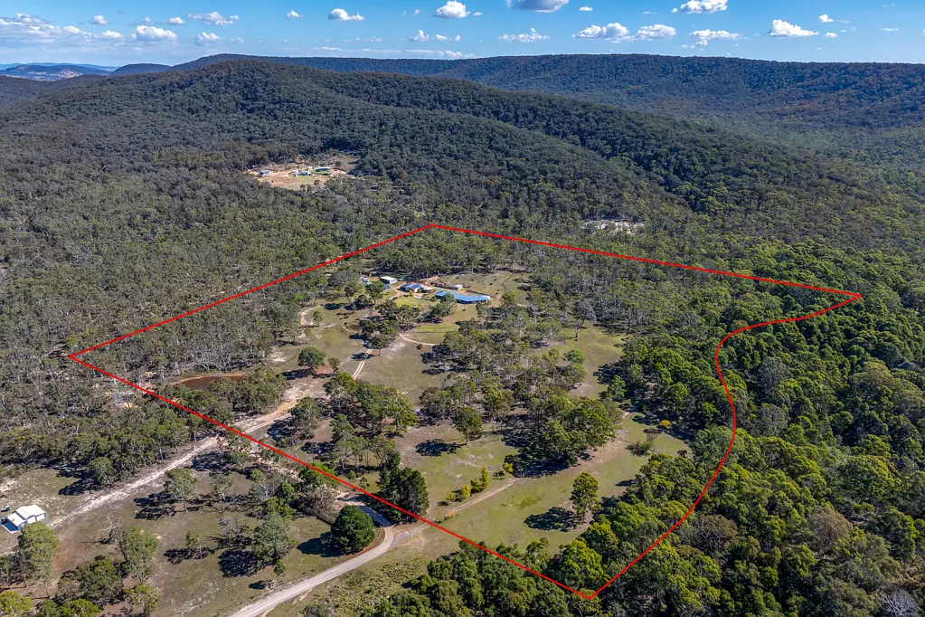 Goulburn Beautiful Escape with 5 Bedroom Home & Granny Flat
