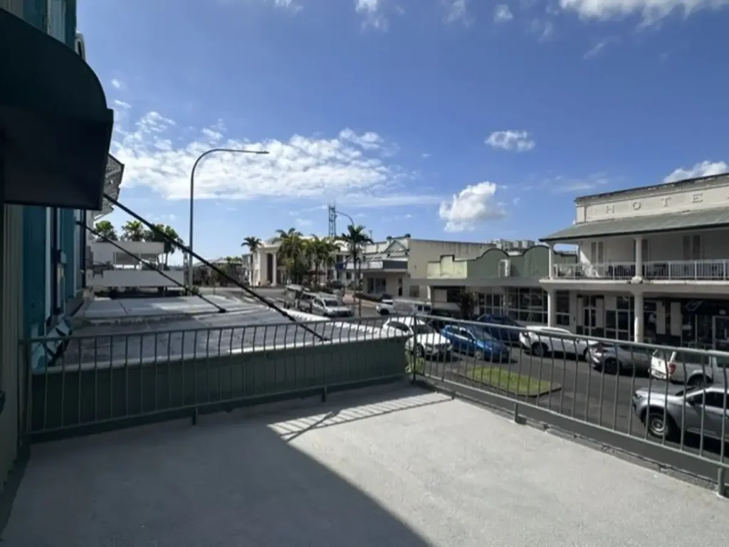 Spacious 2 Bed Apartment in the Heart of Town