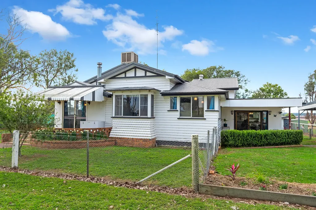 Massie 5침실 Versatile Family Acreage with Studio, Retreat & Exceptional Water Security
