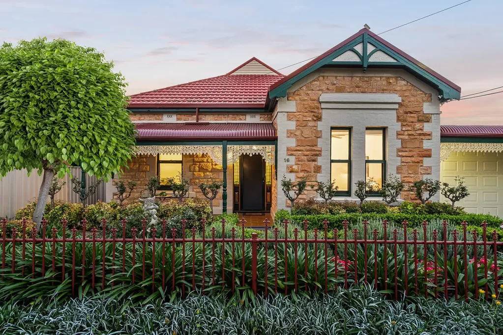 Prospect 4બેડરૂમ Poolside Family Living With Enduring Villa Character!