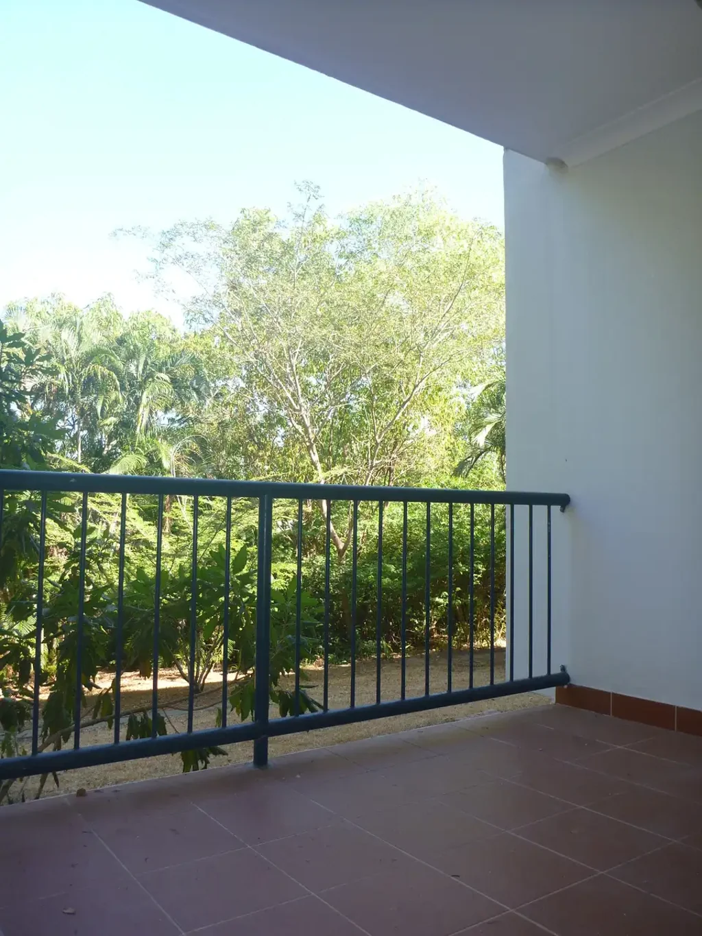 NEAT UNIT IN QUIET COMPLEX CLOSE TO SHOPS
