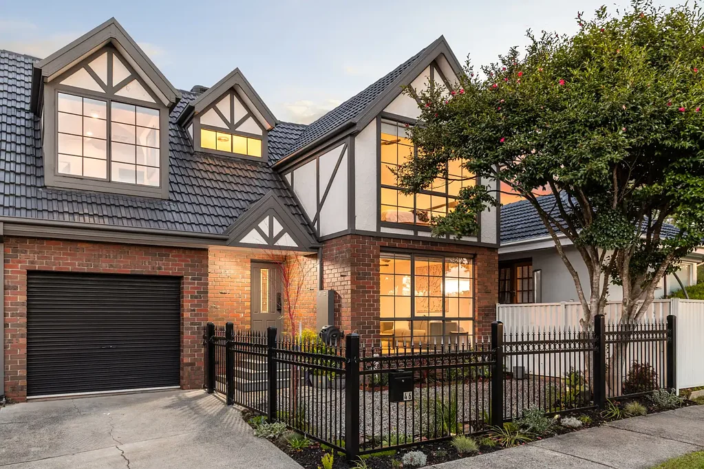 Mount Waverley 4غرفة نوم Timeless Tudor Inspiration, Prestige Renovation – MWSC Zone