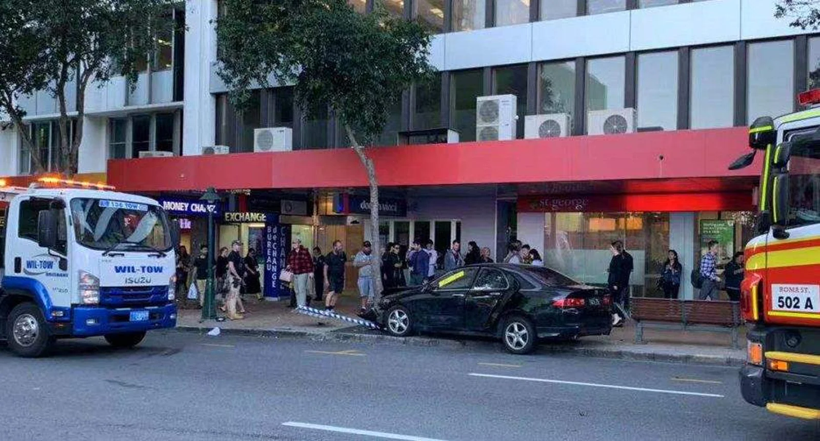 布里斯班CBD发生恐怖车祸：轿车冲向路边行人，数名民众惨被撞伤