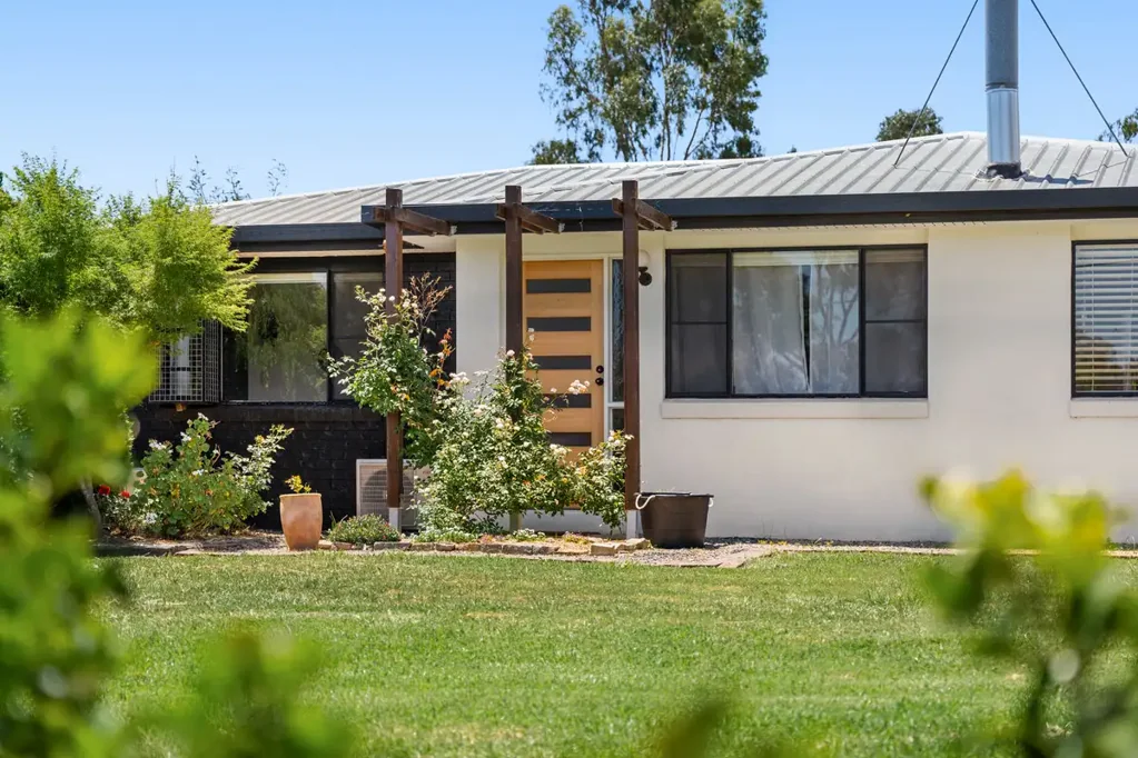 Meringandan 3 Slaapkamer Eclectically Charming with an Abundance of Extras