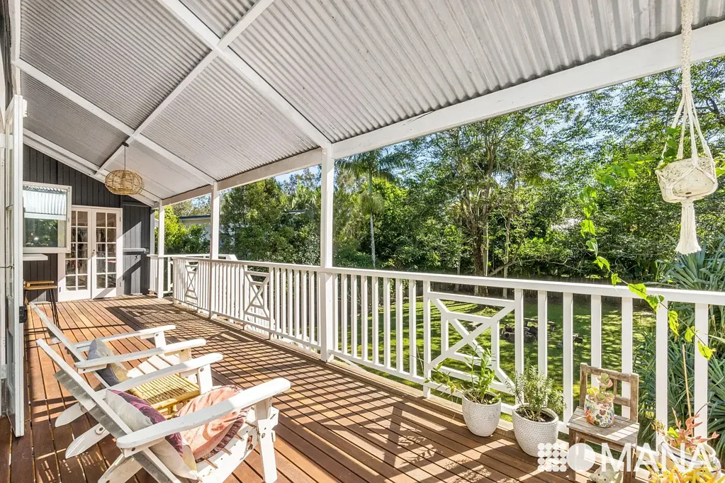 South Golden Beach 3 Bedroom Exceptional Queenslander - walk to the beach