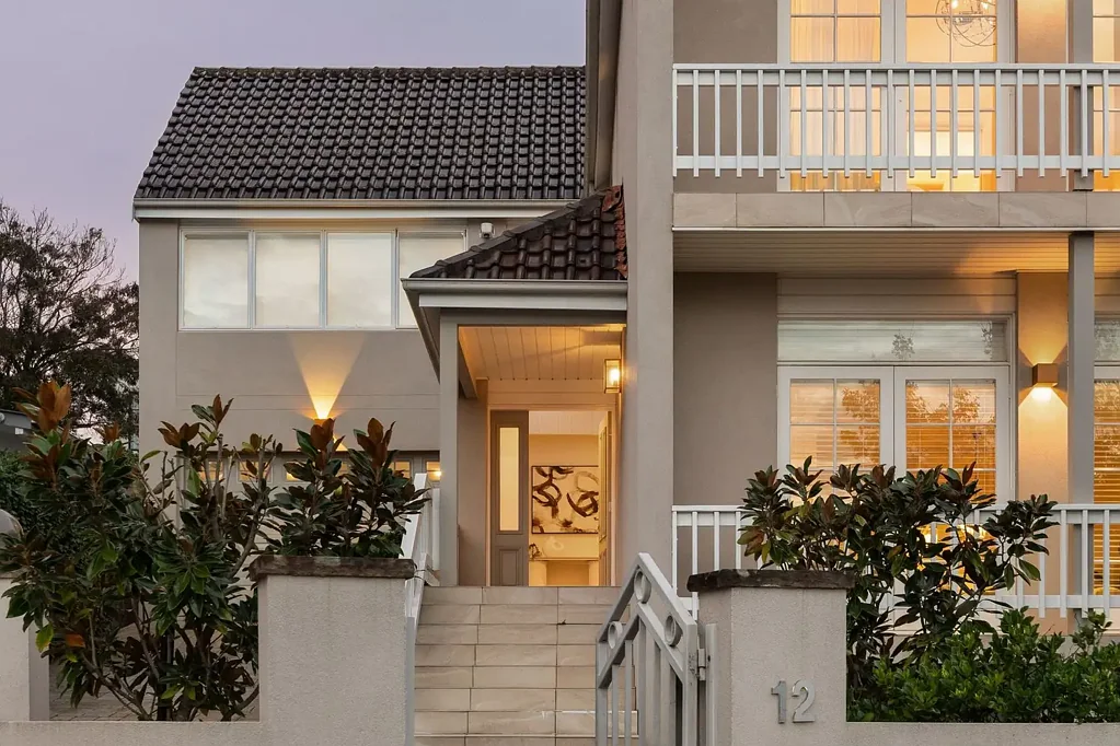 Abbotsford 4બેડરૂમ A Rare Family Legacy Home with Panoramic Water View