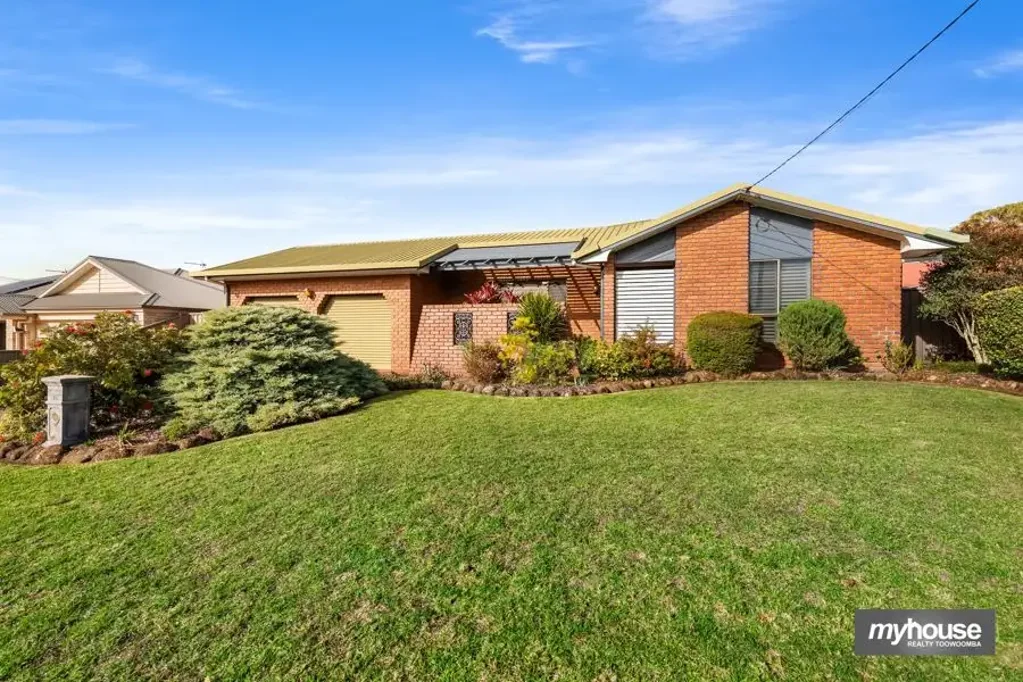 Kearneys Spring 4 Slaapkamer A Rare Family Offering of Exceptional Space, Quality & Convenience
