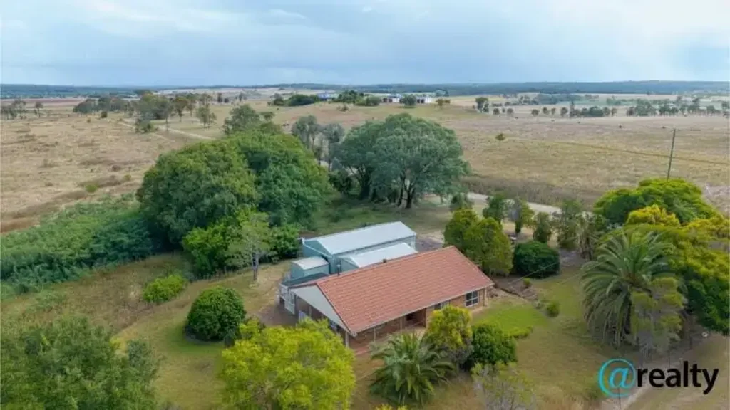 Kingaroy 3ห้องนอน Budget-Friendly Acreage, in Town, with Massive Potential!