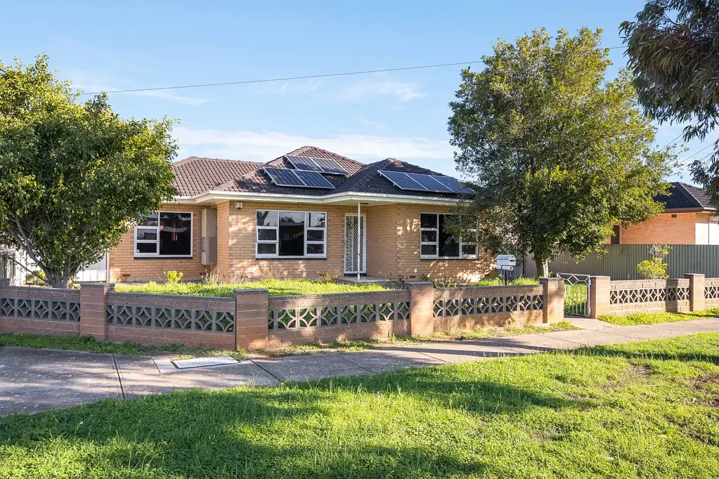 Ferryden Park 3ਬੈੱਡਰੂਮ Corner Block Classic with Endless Potential in Ferryden Park!
