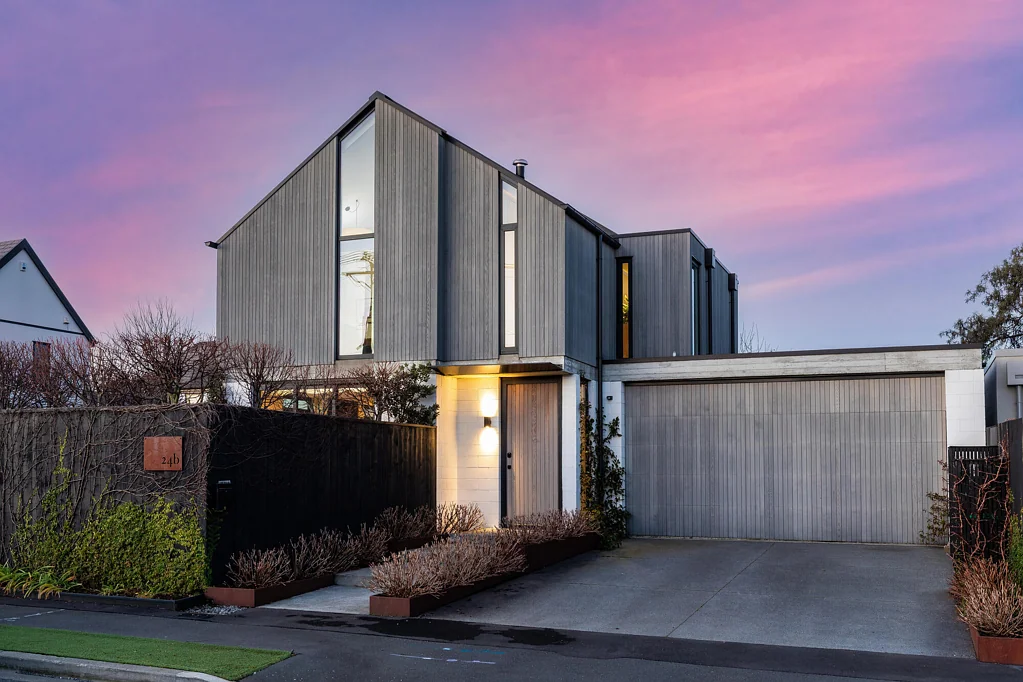 Fendalton 3Moenga Live Supreme On Queens!