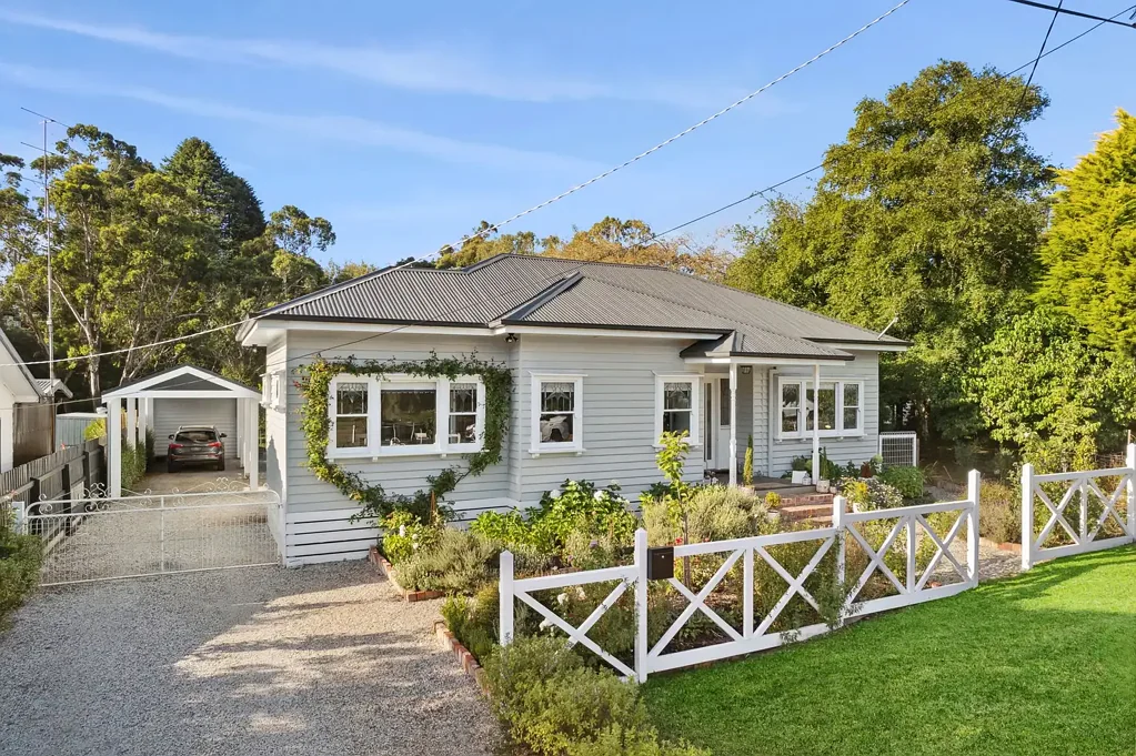 Trentham 3Kwarto Charismatic  Edwardian Home. Renovated Three Bedroom Home Set in Beautiful Flowering Gardens.