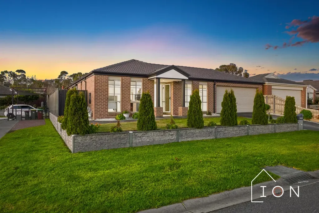 Cranbourne West 4कमरा “RENOVATED, SPACIOUS & SET ON 593M² WITH A HUGE BACKYARD”