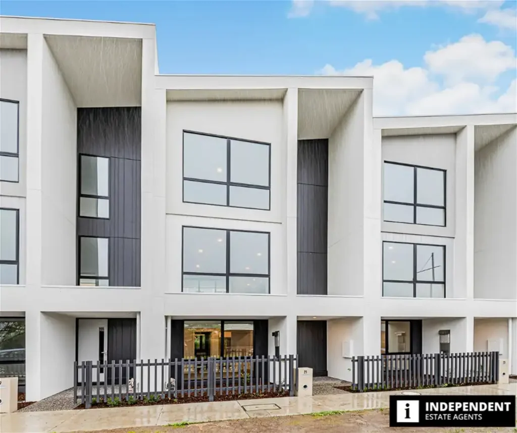 Cranbourne West Family Home - Comfort, Style & Convenience!